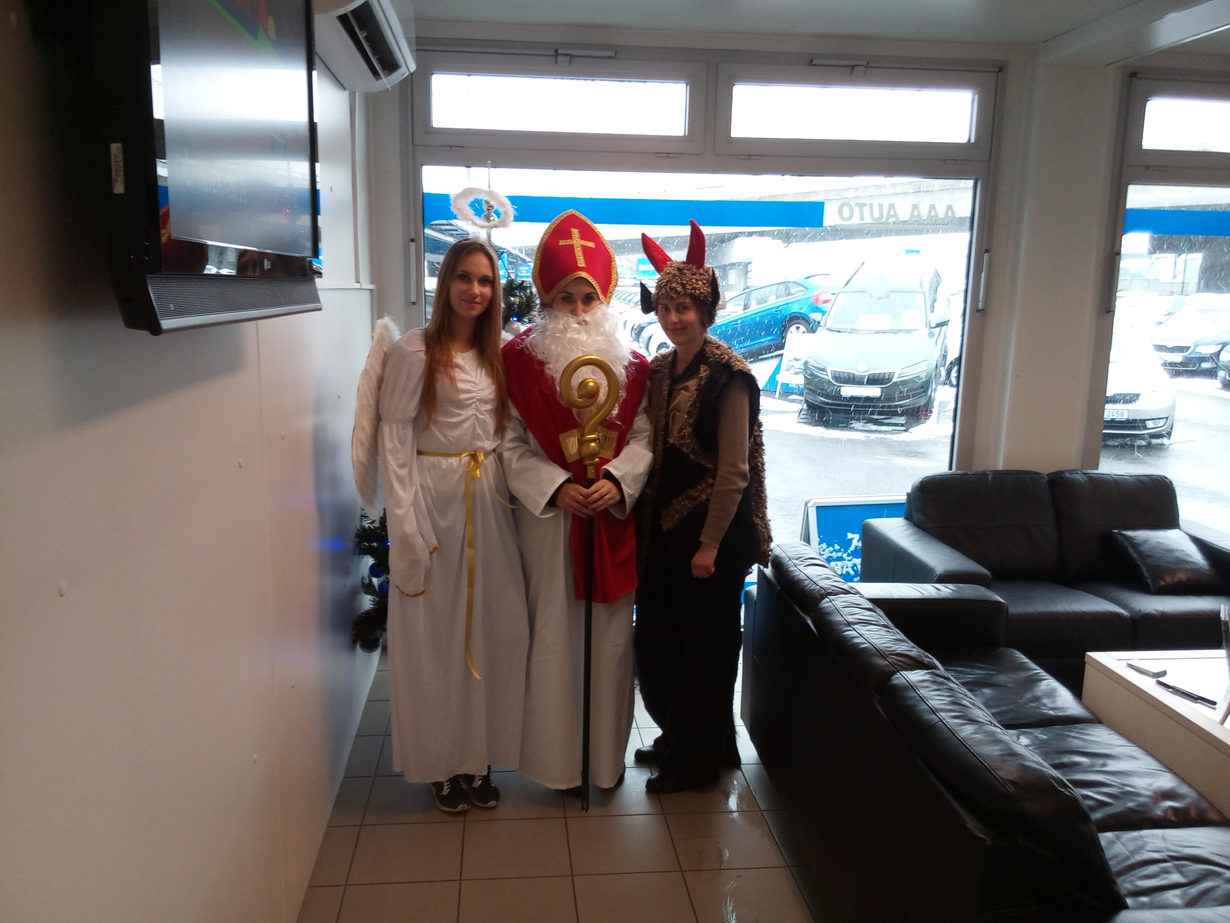 Hostess in costume di Babbo Natale, diavolo e angelo